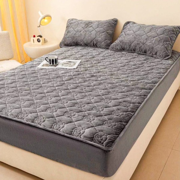 Husã Matlasatã tip Topper din Catifea Brodata, 140x200cm + 2 fete de perna 50x70cm, Flower Embroidery, Gri inchis [1]