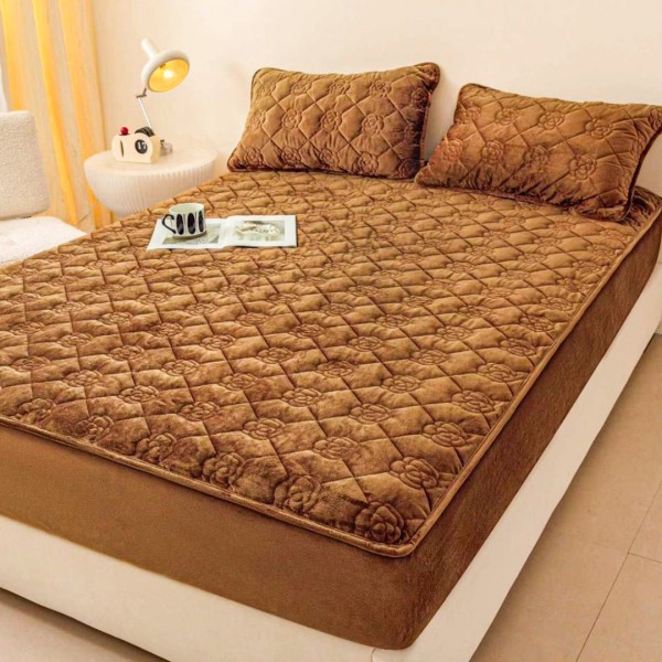 Husã Matlasatã tip Topper din Catifea Brodata, 140x200cm + 2 fete de perna 50x70cm, Flower Embroidery, Maro [1]