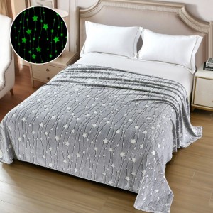 Pătură Cocolino Pufoasa, Premium, cu Model Fluorescent, 200x230 cm – Confort și Eleganță de la Johny Home Pucioasa, Gri, Stelute   Pătură Cocolino Pufoasa, Premium, cu Model Fluorescent, 200x230 cm – Confort și Eleganță de la Johny Home Pucioasa, Gri, Stelute