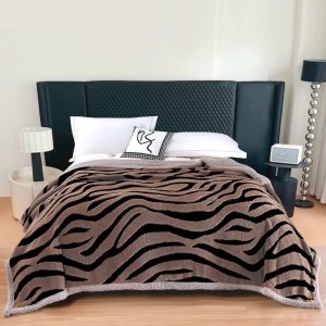 Pătură Cocolino Groasa cu Blăniță Sherpa, 200x230 cm, Zebra, Maro   Pătură Cocolino Groasa cu Blăniță Sherpa, 200x230 cm, Zebra, Maro