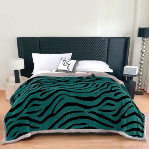 Pătură Cocolino Groasa cu Blăniță Sherpa, 200x230 cm, Zebra, Verde   Pătură Cocolino Groasa cu Blăniță Sherpa, 200x230 cm, Zebra, Verde