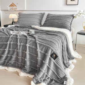 Patura CoCoLiNo cu blanita Sherpa, 200x230cm, cu Fermoar, cu 2 fete de perna 50x70cm, Jojo Home, Dungi, Gri deschis Patura CoCoLiNo cu blanita Sherpa, 200x230cm, cu Fermoar, cu 2 fete de perna 50x70cm, Jojo Home, Dungi, Gri deschis