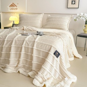 Patura CoCoLiNo cu blanita Sherpa, 200x230cm, cu Fermoar, cu 2 fete de perna 50x70cm, Jojo Home, Dungi, Ivoire Patura CoCoLiNo cu blanita Sherpa, 200x230cm, cu Fermoar, cu 2 fete de perna 50x70cm, Jojo Home, Dungi, Ivoire