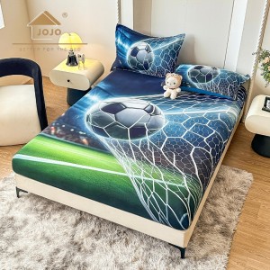 Cearsaf cu elastic, Bumbac FINET, Imprimeu 5D Identic cu Poza, 160x200cm, 2 fete de perne 50x70cm, Jojo Home, Verde, Albastru, Minge de Fotbal