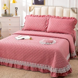 Cuvertura Matlasata, Pat Dublu, Bumbac Finet, 230x250cm, 4 piese, cu Volanase si Dantela Chantilly Alba, Roz