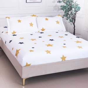 Cearsaf cu Elastic 180x200 cm + 2 Fete de Perna 50x70 cm, Alb, Stelute Galbene si Negre Cearsaf cu Elastic 180x200 cm + 2 Fete de Perna 50x70 cm, Alb, Stelute Galbene si Negre
