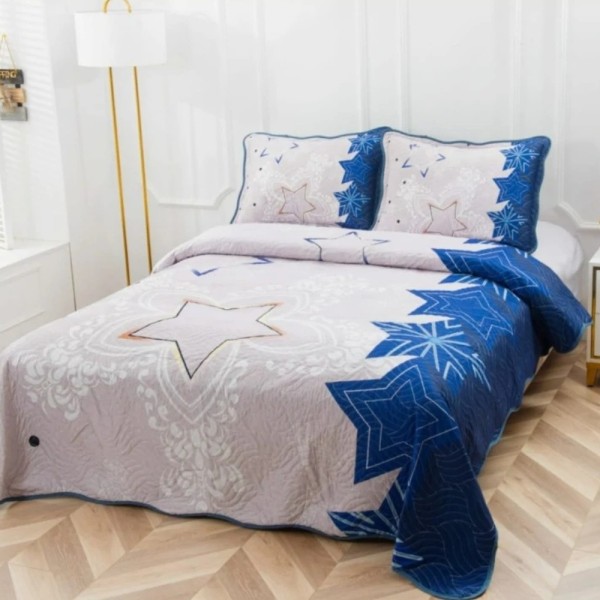Cuvertura Matlasata, Pat Dublu, 230x250 cm, 3 Piese, Bumbac Finet Satinat, Imprimeu Digital, IDENTIC CU POZA, 2 Fete de Perna 60x80 cm, Gri, Albastru, Stele [1]