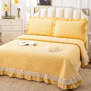 Cuvertura Matlasata, Pat Dublu, Bumbac Finet, 230x250cm, 4 piese, cu Volanase si Dantela Chantilly Alba, Galbena
