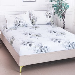 Cearsaf cu Elastic 180x200 cm + 2 Fete de Perna 50x70 cm, Alb, Frunze Gri cu Floricele Cearsaf cu Elastic 180x200 cm + 2 Fete de Perna 50x70 cm, Alb, Frunze Gri cu Floricele