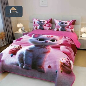 Cuvertura Matlasată, Bumbac Finet, cu Imprimeu 5D, 220x240cm + 2 fete de perna 50x70cm, Roz, Pisicuta Cuvertura Matlasată, Bumbac Finet, cu Imprimeu 5D, 220x240cm + 2 fete de perna 50x70cm, Roz, Pisicuta