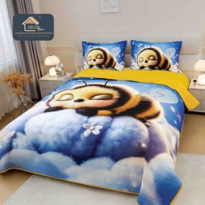 Cuvertura Matlasată, Bumbac Finet, cu Imprimeu 5D, 220x240cm + 2 fete de perna 50x70cm, Bleu, Galben, Albinuta