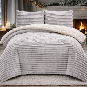  Pilota Cocolino Rabbit, 200x230cm si 2 fete de perna 50x70cm, Dungi Gofrate, Dublata cu Blanita Asortata Sherpa, Gri deschis