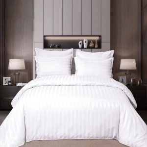 Lenjerie HoReCa, pat dublu, Damasc Finetat Deluxe cu Elastic, 6 piese, Pucioasa, Alb Lenjerie HoReCa, pat dublu, Damasc Finetat Deluxe cu Elastic, 6 piese, Pucioasa, Alb