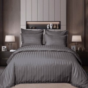 Lenjerie HoReCa, pat dublu, Damasc Finetat Deluxe cu Elastic, 6 piese, Pucioasa, Gri inchis Lenjerie HoReCa, pat dublu, Damasc Finetat Deluxe cu Elastic, 6 piese, Pucioasa, Gri inchis