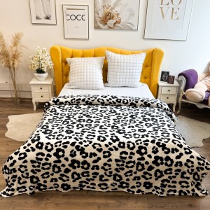 Patura pufoasa cocolino 200x230cm, 240g/mp, Alb, Negru, Animal Print Patura pufoasa cocolino 200x230cm, 240g/mp, Alb, Negru, Animal Print