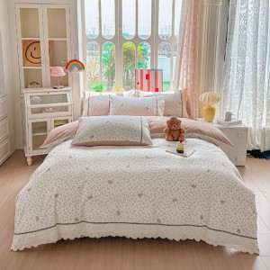 Lenjerie de Pat Premium, Bumbac 100%, cu Broderie si Volanase din Dantela, 4 Piese, Cearsaf cu Elastic, Alb, Roz, Floricele, Catelusi Lenjerie de Pat Premium, Bumbac 100%, cu Broderie si Volanase din Dantela, 4 Piese, Cearsaf cu Elastic, Alb, Roz, Floricele, Catelusi