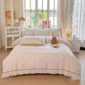 Lenjerie de Pat Premium, Bumbac 100%, cu Broderie si Volanase din Dantela, 4 Piese, Cearsaf cu Elastic, Bej, Cirese Lenjerie de Pat Premium, Bumbac 100%, cu Broderie si Volanase din Dantela, 4 Piese, Cearsaf cu Elastic, Bej, Cirese