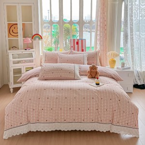 Lenjerie de Pat Premium, Bumbac 100%, cu Broderie si Volanase din Dantela, 4 Piese, Cearsaf cu Elastic, Alb, Roz, Inimioare, Carouri Lenjerie de Pat Premium, Bumbac 100%, cu Broderie si Volanase din Dantela, 4 Piese, Cearsaf cu Elastic, Alb, Roz, Inimioare, Carouri