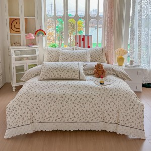 Lenjerie de Pat Premium, Bumbac 100%, cu Broderie si Volanase din Dantela, 4 Piese, Cearsaf cu Elastic, Crem, Bej, Floricele Lenjerie de Pat Premium, Bumbac 100%, cu Broderie si Volanase din Dantela, 4 Piese, Cearsaf cu Elastic, Crem, Bej, Floricele