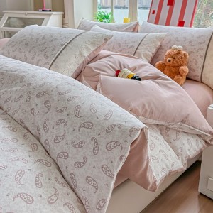 Lenjerie de Pat Premium, Bumbac 100%, cu Broderie si Volanase din Dantela, 4 Piese, Cearsaf cu Elastic, Alb, Roz, Model Clasic Lenjerie de Pat Premium, Bumbac 100%, cu Broderie si Volanase din Dantela, 4 Piese, Cearsaf cu Elastic, Alb, Roz, Model Clasic