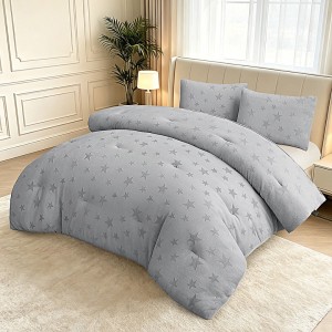Set Pilota CoCoLiNo, 200x230 cm, cu Stelute Embosate, Puf Siliconic si 2 fete de perna 50x70 cm, Gri deschis