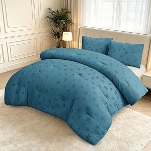 Set Pilota CoCoLiNo, 200x230 cm, cu Stelute Embosate, Puf Siliconic si 2 fete de perna 50x70 cm, Albastru