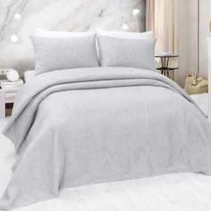 Cuvertura matlasata ultralux, gri deschis, pentru pat dublu 220x240cm si 2 fete de perne 50x70 Cuvertura matlasata ultralux, gri deschis, pentru pat dublu 220x240cm si 2 fete de perne 50x70