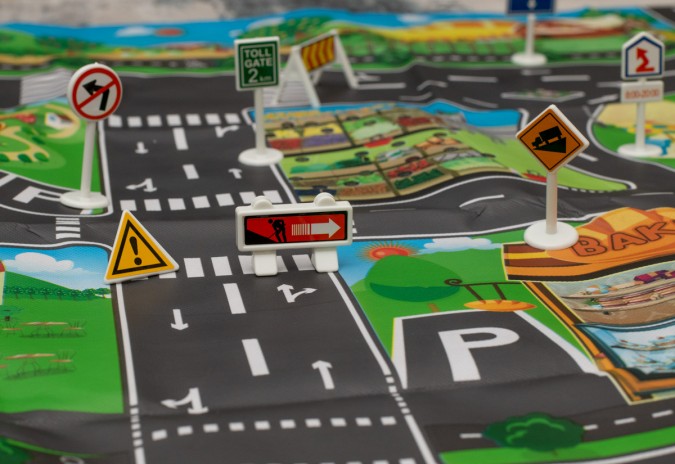 Covoras de joaca pentru copii cu imprimeu oras, include indicatoare rutiere, impermeabil, 130x100cm