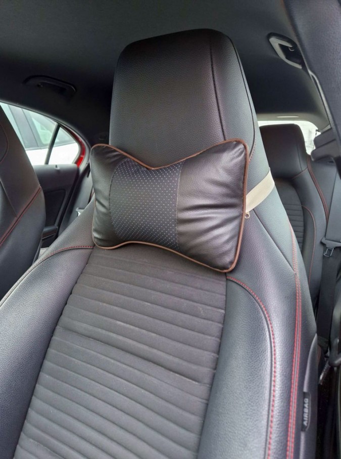 Perna scaun auto, material rezistent si usor de curatat, 27 x 18 cm, negru