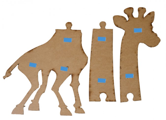 Girafa din lemn pentru masurarea inaltimii 125 cm si o tabla cu creta 32 x 44 cm. galbena