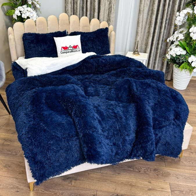 Pilota CoCoLiNo Fluffy cu Blanita tip Sherpa Alba 200x230cm + 2 fete de perna 50x70cm matlasata Bleumarin