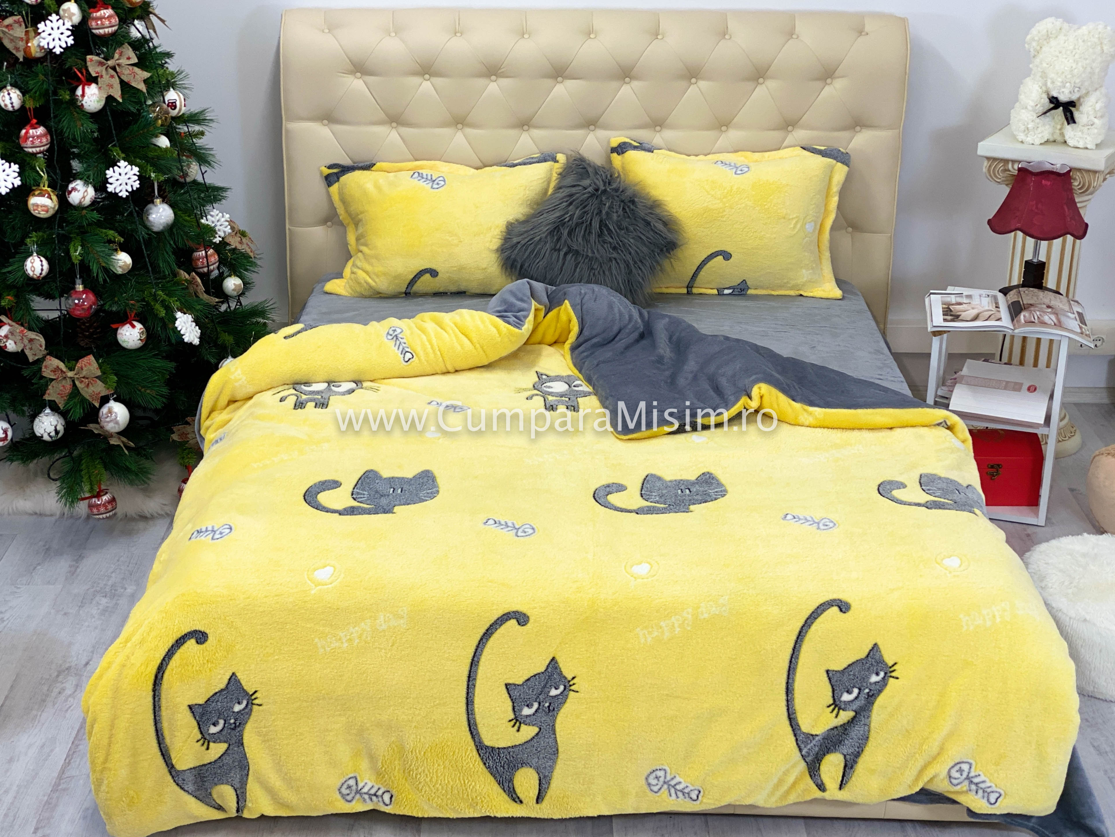 Lenjerie pentru pat dublu pufoasa COCOLINO cu pisici gri pe fond galben